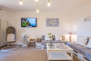 Family House, Multiple Bedrooms, 2 Bathrooms (La Luna nel Lago Lake View Garden) | Living area | 21-inch flat-screen TV with cable channels, TV, stereo - La Luna nel Lago Lake View Garden (Ispra)