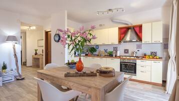 Familienhaus, 3 Schlafzimmer (La Luna nel Lago Lake View Garden) | Eigene Küche | Kühlschrank, Mikrowelle, Ofen, Herdplatte