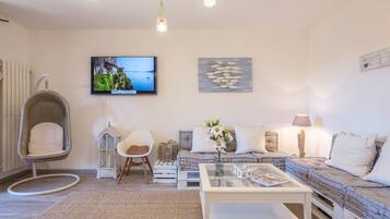 Familienhaus, 3 Schlafzimmer (La Luna nel Lago Lake View Garden) | Wohnbereich | 21-Zoll-Flachbildfernseher mit Kabelempfang, Fernseher, Stereoanlage