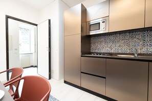 Kühlschrank, Mikrowelle, Geschirrspüler, Wasserkocher