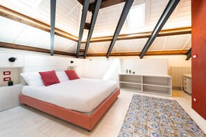 Tabla de planchar con plancha, wifi gratis y ropa de cama 