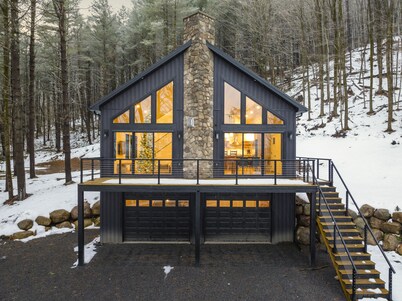 
Luxurious Tug Hill Lodge-Direct Snowmobile Access