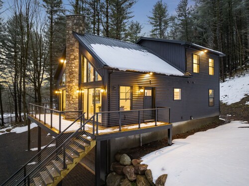 
Luxurious Tug Hill Lodge-Direct Snowmobile Access