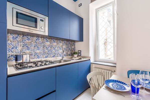 Fridge, microwave, dishwasher, cookware/dishes/utensils