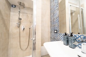 Douche, sèche-cheveux, serviettes fournies, savon