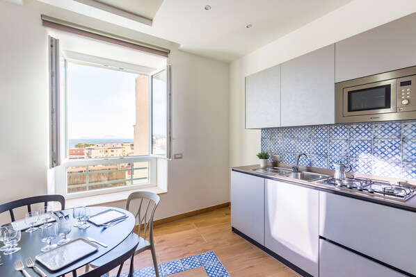 冰箱、微波炉、洗碗机、电热水壶