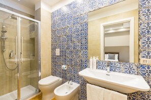 淋浴设施、吹风机、毛巾、肥皂