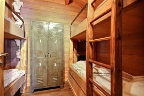 5 bedrooms, free WiFi, bed sheets