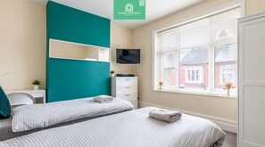 4 bedrooms, iron/ironing board, free WiFi, bed sheets - Entire luxury beacon house! (Leicester)