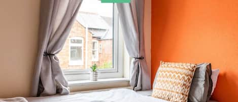 4 bedrooms, iron/ironing board, free WiFi, bed sheets