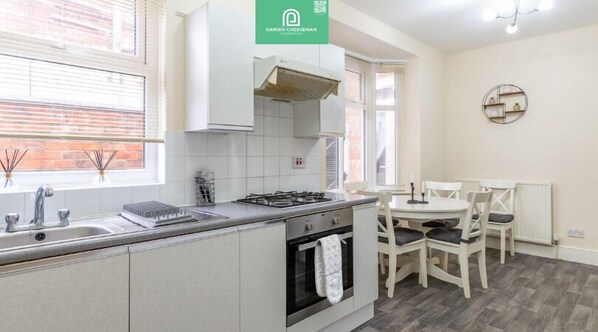 Fridge, microwave, oven, stovetop - Entire luxury beacon house! (Leicester)