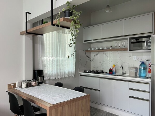 Geladeira, micro-ondas, cooktop, liquidificador