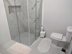 SĂšche-cheveux, serviettes fournies, papier toilette
