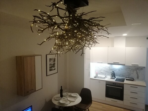 Fridge, oven, stovetop, coffee/tea maker