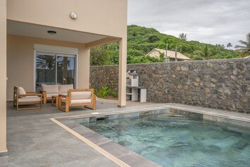Terrasse avec vue sur la piscine