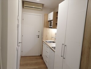 Fridge, oven, stovetop, coffee/tea maker - Central Studio on Clock Square D1 (Veria)