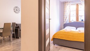 Una habitación de hotel con una cama, un escritorio y una silla.