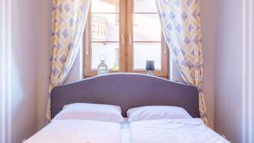 Classic Apartment | Iron/ironing board, free WiFi, bed sheets