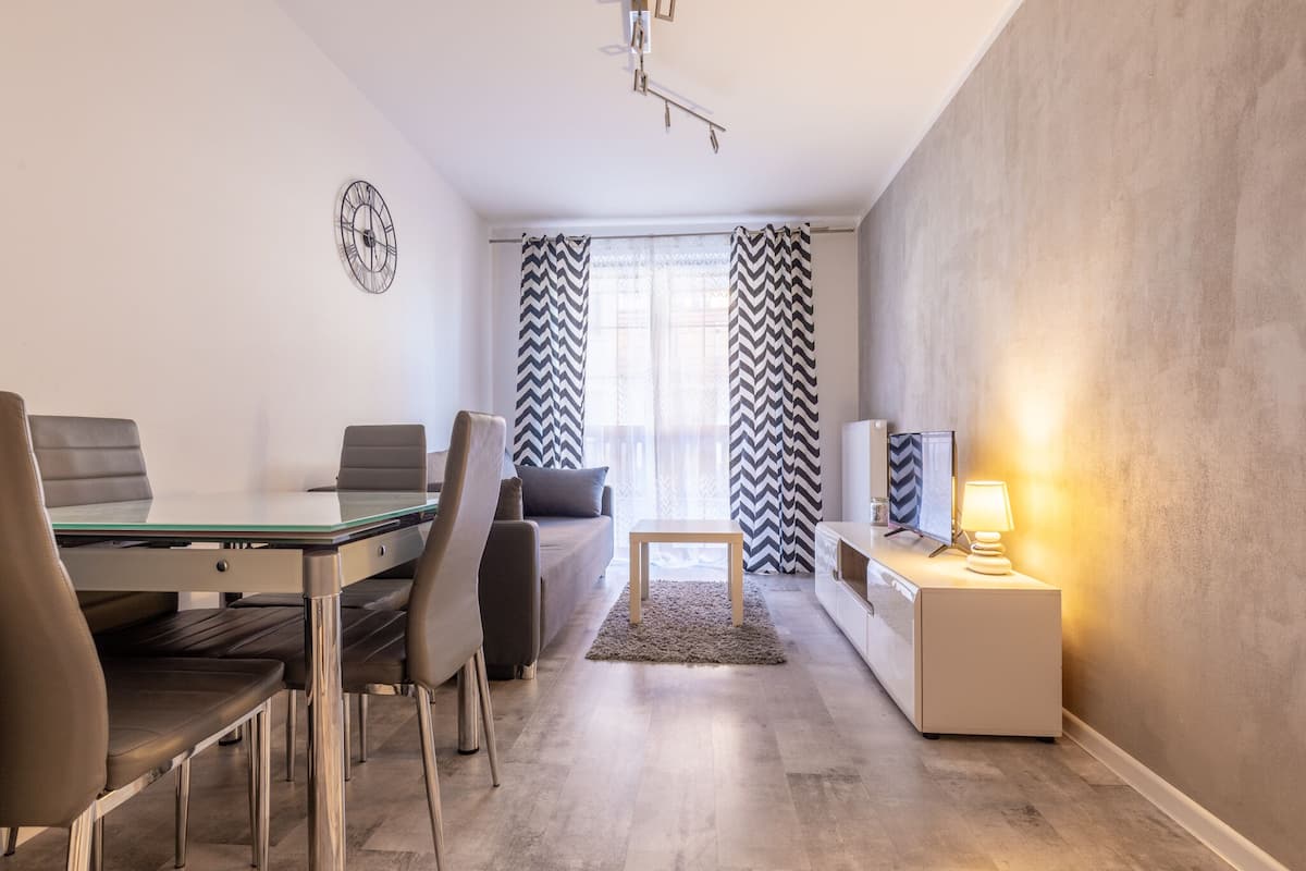 Klassiek appartement | Woonkamer | Een 37-inch flatscreentelevisie met satellietzenders