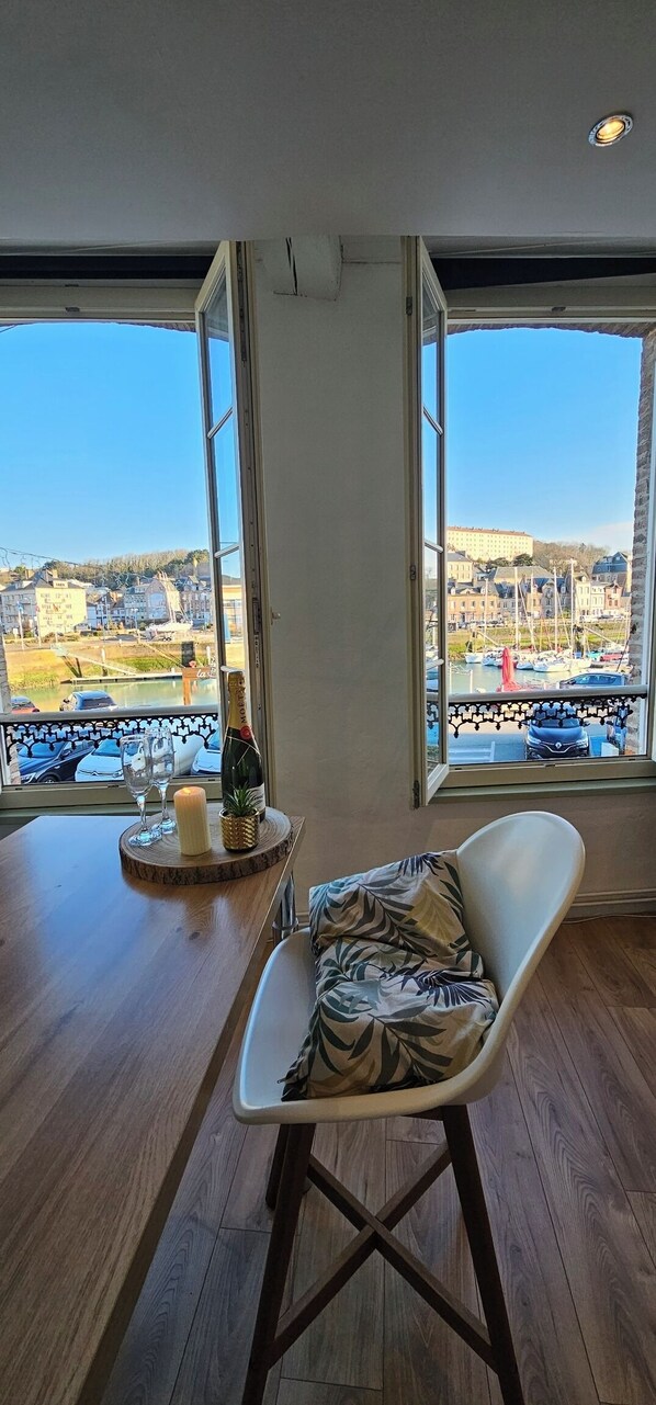 Interior - La Jungle - Vue Directe et Magnifique sur le Port (Saint-Valery-en-Caux)