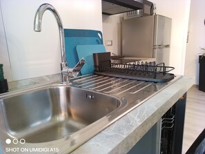 Kjøleskap, mikrobølgeovn, kokeplater og oppvaskmaskin