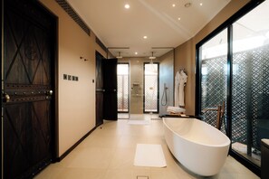 Villa Royal, varias camas, piscina privada | Baño | Secador de pelo, zapatillas, toallas y jabón