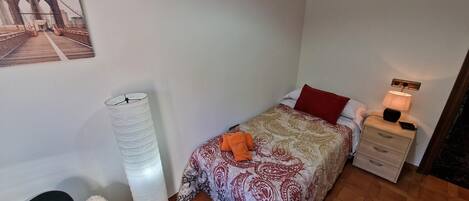 3 chambres, fer et planche à repasser, Wi-Fi, draps fournis