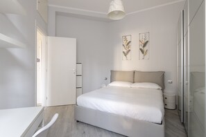 2 camere, una scrivania, ferro/asse da stiro, culla da viaggio