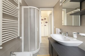 Regadera, secadora de cabello, bidet, toallas 