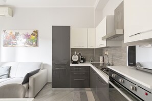 Fridge, microwave, oven, stovetop - MILANO ADORABLE HOME - a cute apartment in Milan city centre: 2 BDR, 4 guests (Milano)