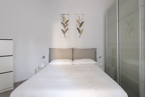 2 habitaciones, escritorio y tabla de planchar con plancha 