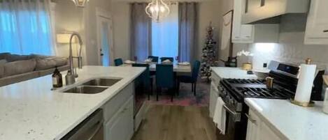 Micro-ondes, four, plaque de cuisson, lave-vaisselle