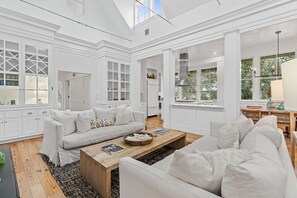 Smart TV, fireplace, computer monitors - Walk to Beach Club and Town Center with Very Private Back Yard + 5 bikes (SANTA ROSA BEACH)