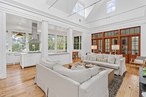 Smart TV, fireplace, computer monitors - Walk to Beach Club and Town Center with Very Private Back Yard + 5 bikes (SANTA ROSA BEACH)