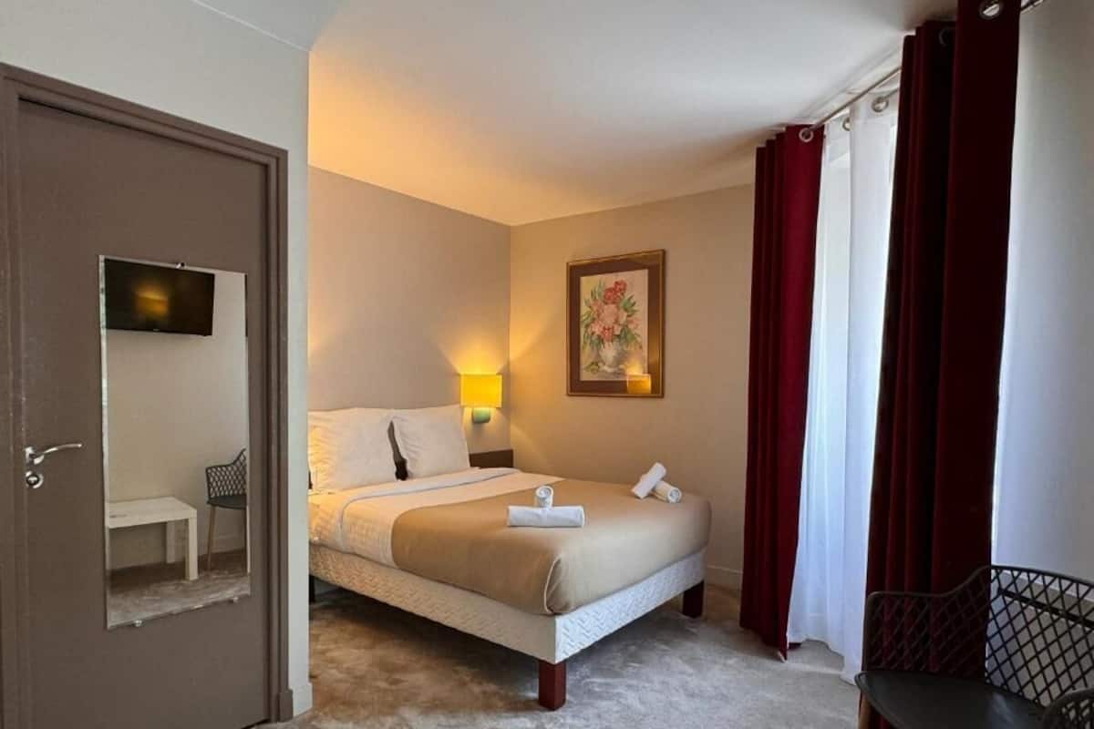 In-room safe, desk, soundproofing, iron/ironing board (on request)