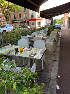 Terrace/patio - Hôtel Paris Vésinet (Le Vesinet)