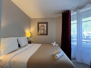 Superior Double Room, 1 Queen Bed | In-room safe, desk, soundproofing, iron/ironing board - Hôtel Paris Vésinet (Le Vesinet)