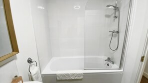 Căn hộ tiện nghi đơn giản, nhiều giường, bếp | Phòng tắm | Đồ dùng nhà tắm miễn phí, máy sấy tóc, khăn tắm, giấy vệ sinh 
