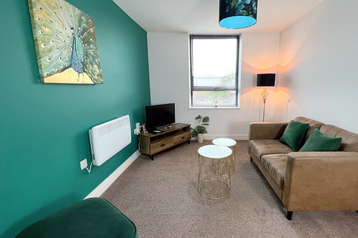 Departamento Club, 1 cama matrimonial, cocina | Área de sala de estar | Smart TV de 32 pulgadas con canales digitales