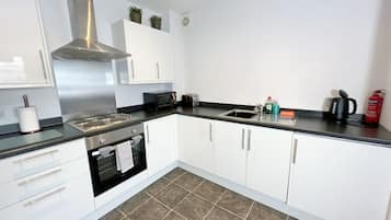 Club Apartment, 1 Double Bed, Kitchen | Private kitchen | Fridge, microwave, oven, stovetop