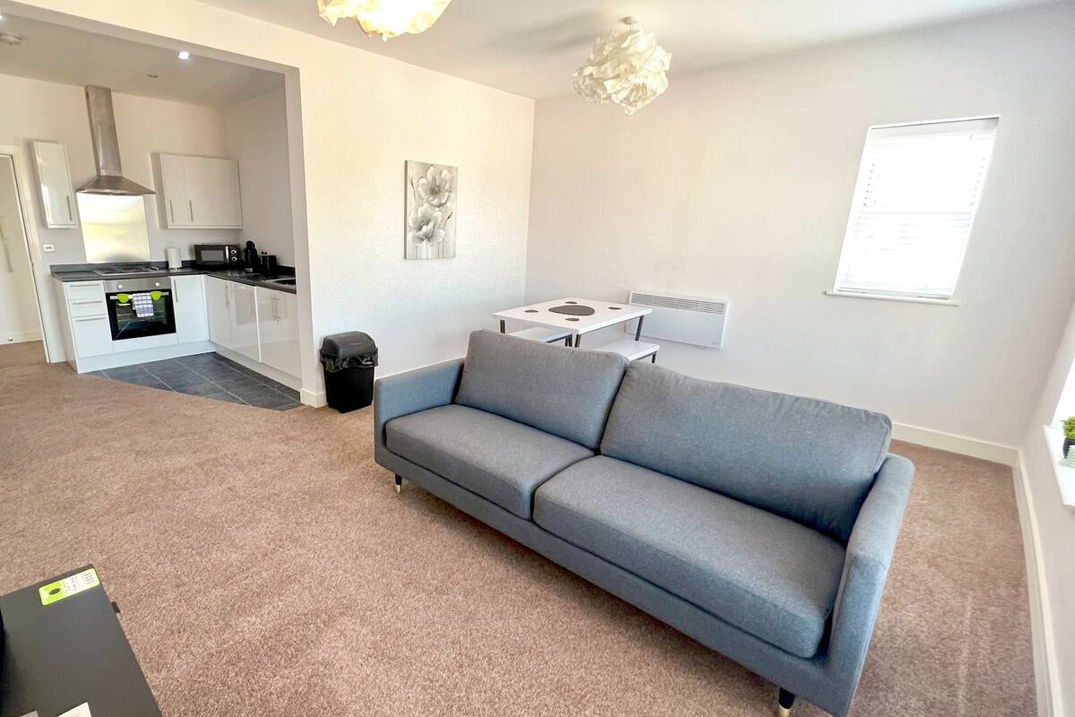 Departamento Premium, varias camas, cocina | Área de sala de estar | Smart TV de 32 pulgadas con canales digitales