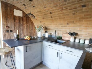 Refrigerador, tetera eléctrica, tostadora y utensilios de cocina 