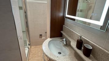 Secadora de cabello, toallas, jabón, papel de baño