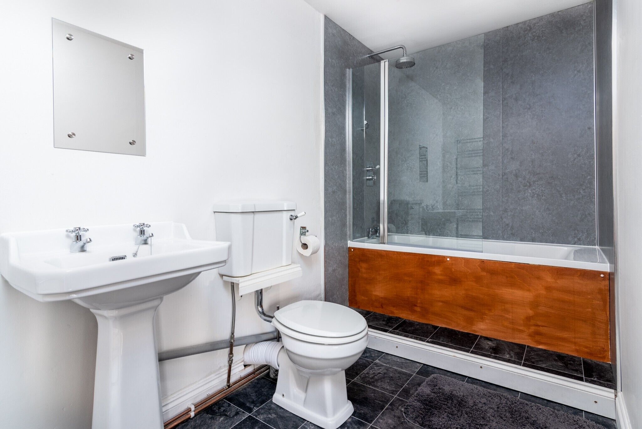 Standard Double Room | Bathroom | Free toiletries, hair dryer