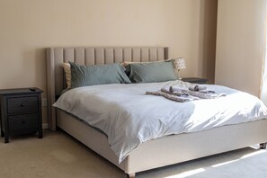 3 bedrooms, desk, iron/ironing board, free WiFi