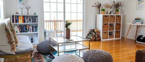 Smart-TV, Kamin, Bücher, Computerbildschirme