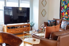 Smart TV, chimenea, libros y monitor de computadora 