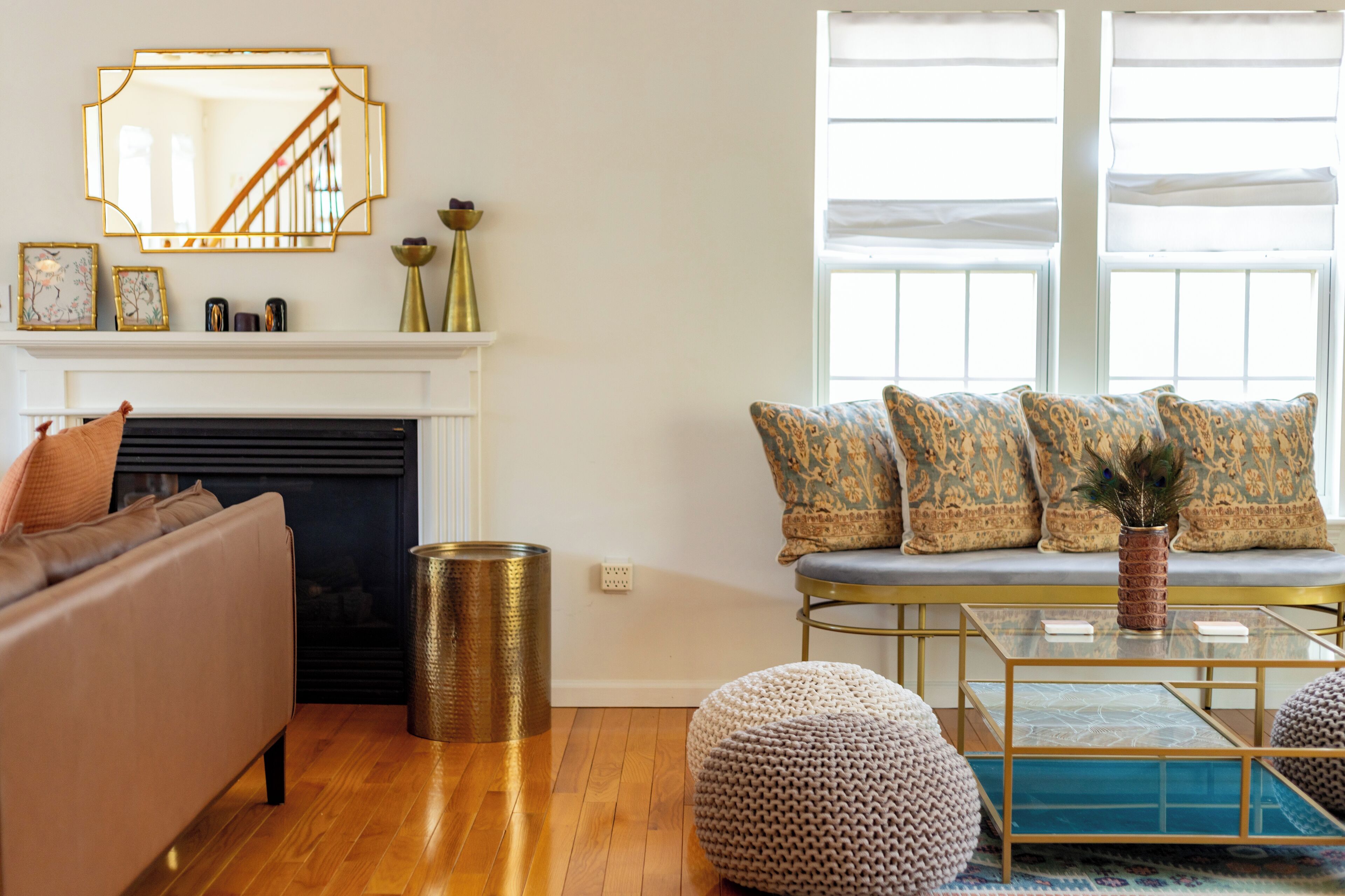 Älytelevisio, takka, kirjoja, tietokoneen näyttö