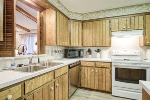 Fridge, microwave, oven, stovetop - 01114 - 14 South Badalona Drive (Hot Springs)