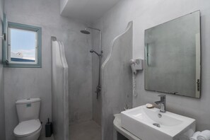 Apartamento superior | Baño | Cabezal de ducha tipo lluvia, secador de pelo, toallas y jabón